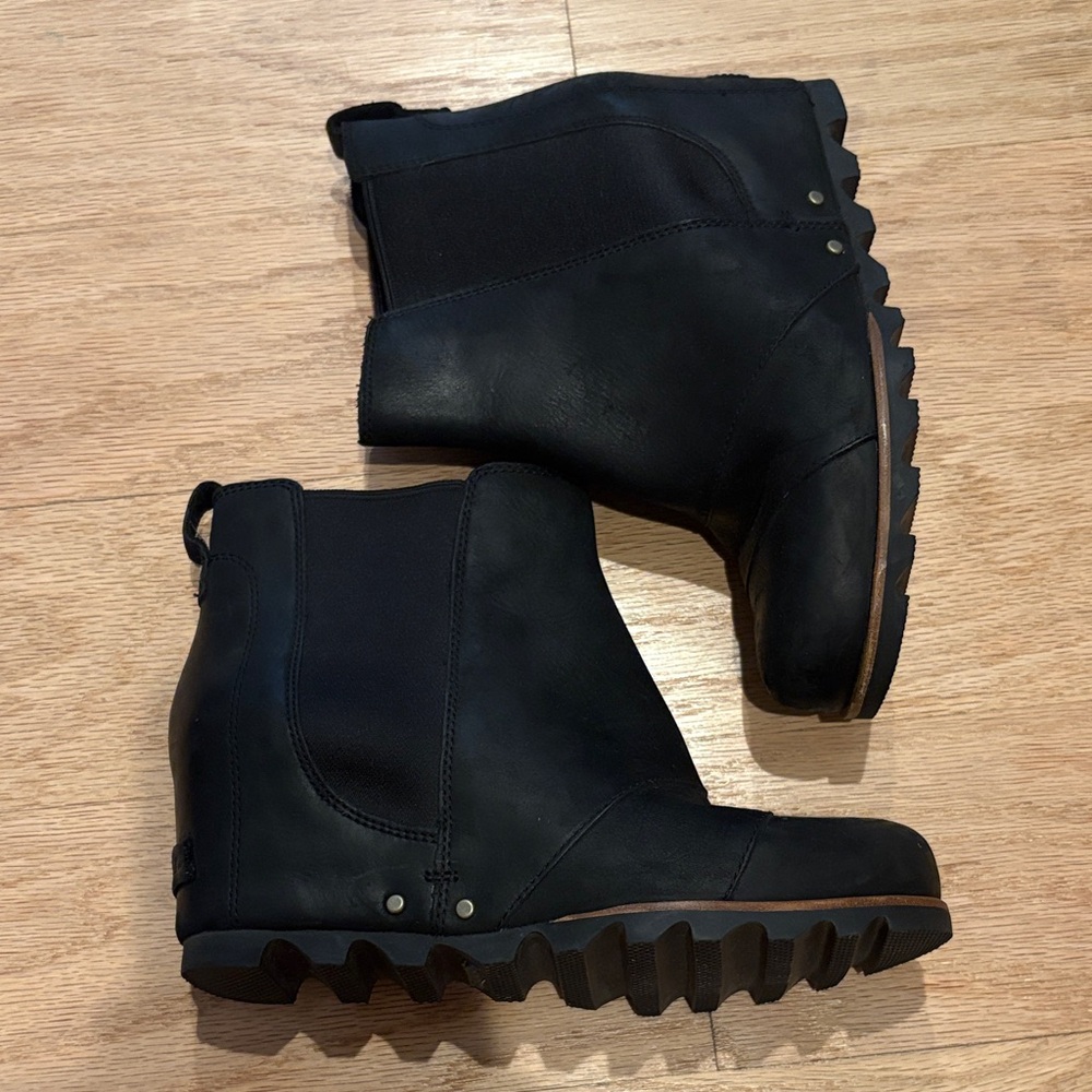 Women’s SOREL wedge boots, 8, NWOT